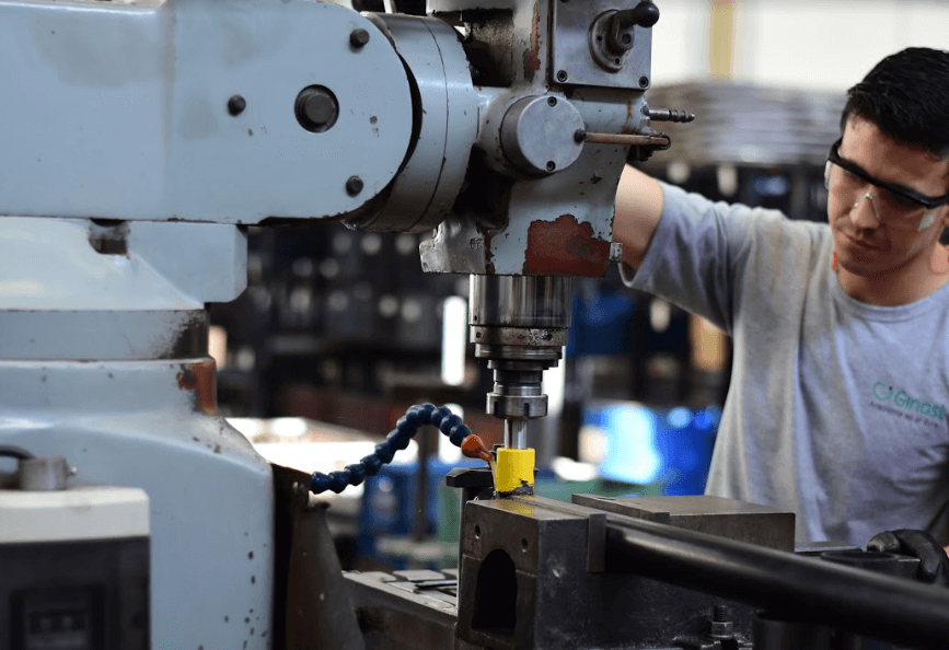 profissional montando um equipamento de academia ao ar livre