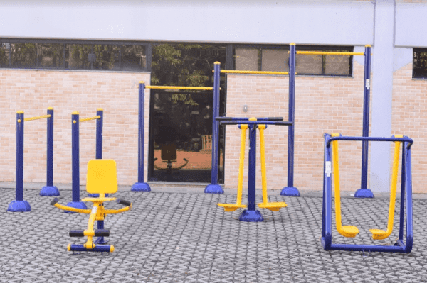 área de lazer com equipamentos de academia ao ar livre