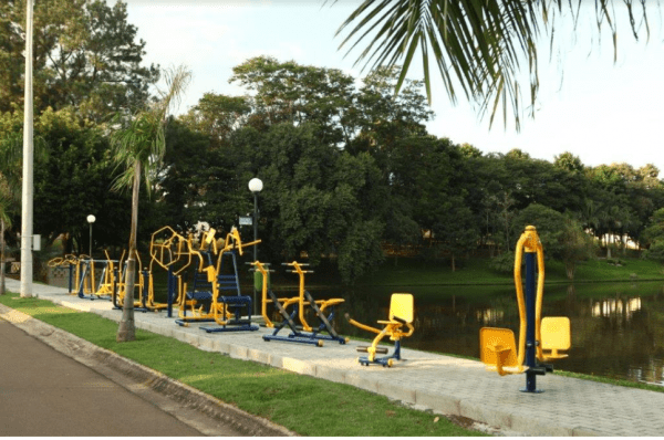 academia ao ar livre em praça