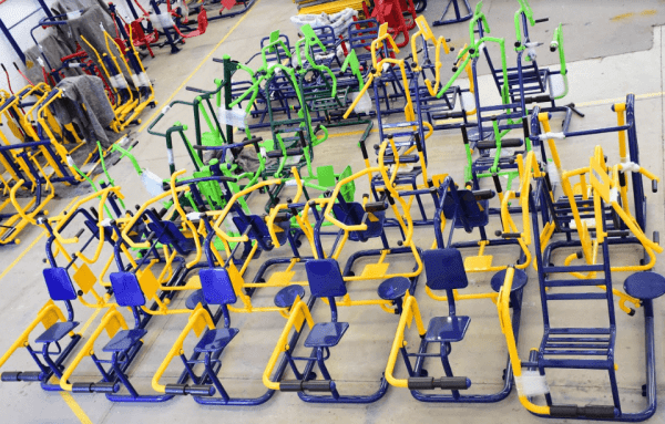 equipamentos de academia ao ar livre em um galpão