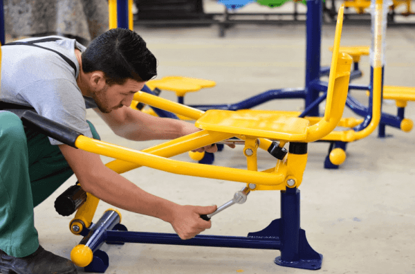 Manutenção nos equipamentos de academia ao ar livre