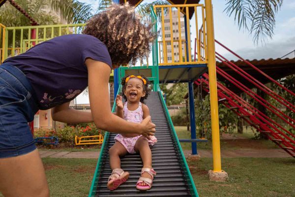 Qual a importância do parquinho infantil em espaços comerciais?