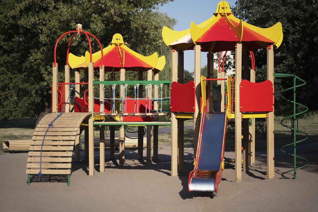 Playgrounds de madeira são uma alternativa atraente, mas que esconde riscos, como acidentes e excesso de manutenções