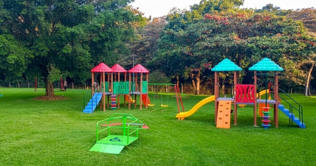 Brinquedos de plástico são opções seguras e duráveis para os playgrounds 1
