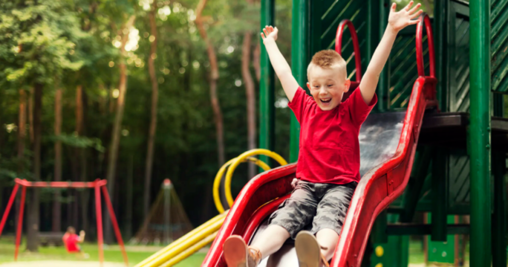 playgrounds ao ar livre nas escolas