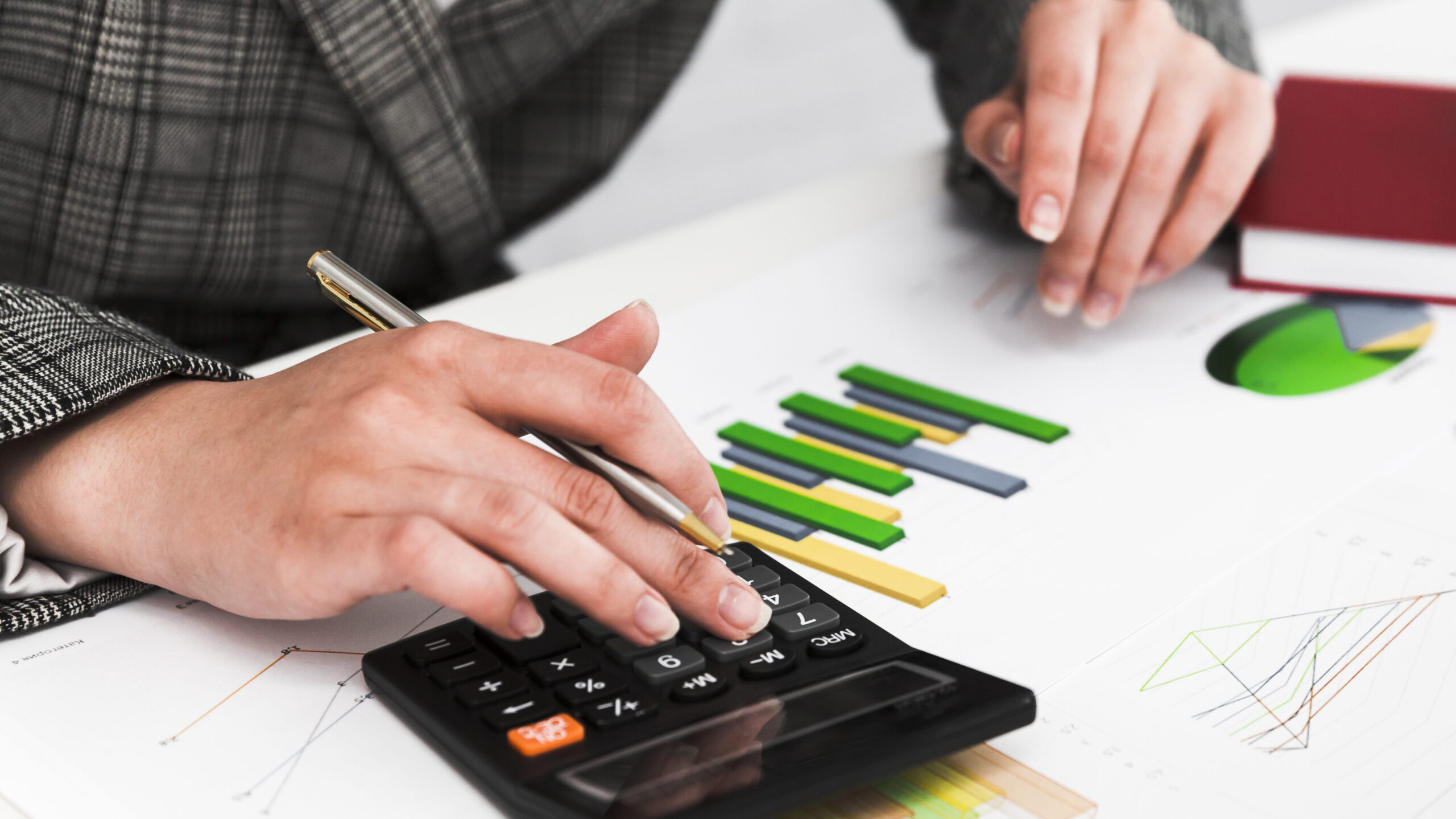Profissional realizando o cálculo do ROI para implantação de uma academia ao ar livre em empreendimento imobiliário.